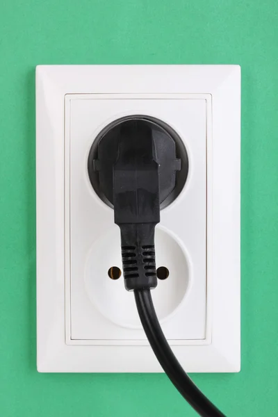Fehér elektromos csatlakozó dugóval a falon — Stock Fotó