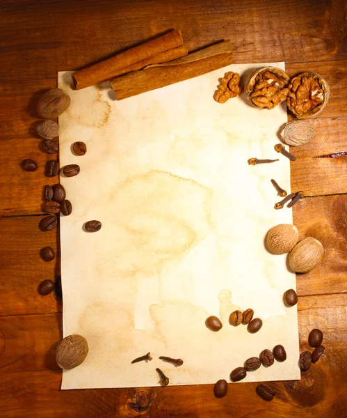 Viejo papel para recetas y especias en mesa de madera —  Fotos de Stock