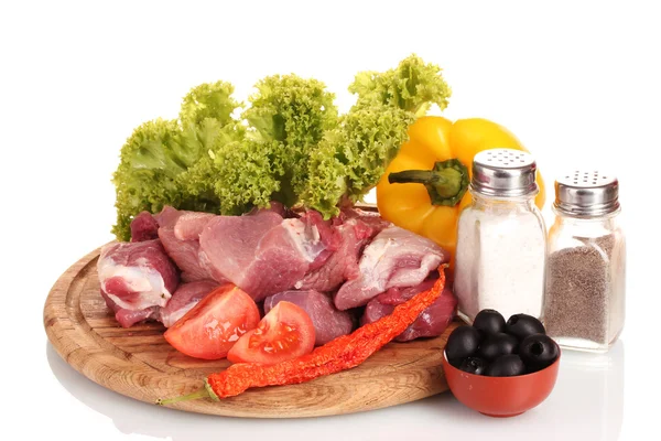 Stücke von rohem Fleisch und Gemüse auf Holzbrett isoliert auf weiß — Stockfoto