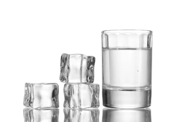 Sklenice vodky s LED isolaled na bílém pozadí — Stock fotografie