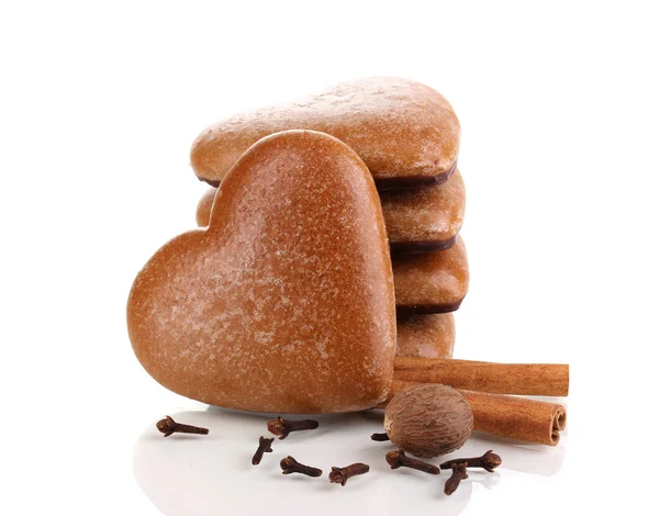 Καρδιά-διαμορφωμένα μπισκότα σε στοίβα με κανέλα, μοσχοκάρυδο και γαρύφαλλο απομονωθεί — Φωτογραφία Αρχείου