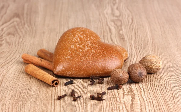 Ciasteczka w kształcie serca z cynamonem, nutmegs i goździków na drewniane backgro — Zdjęcie stockowe
