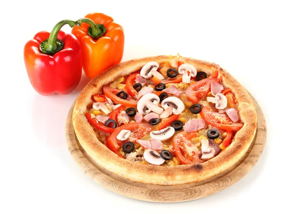 Pizza aromatik dengan sayuran yang diisolasi berwarna putih — Stok Foto