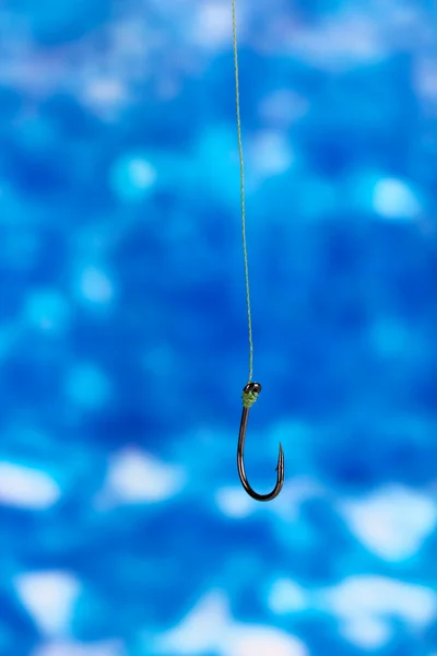 Gancho de peixe único no fundo azul — Fotografia de Stock