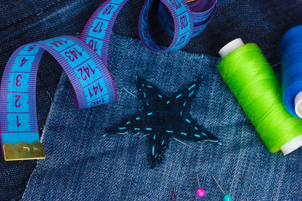 Toppa a forma di stella su jeans con fili e bottoni primo piano — Foto Stock