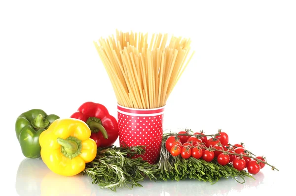 Spaghetti i röd kopp, paprika, tomater körsbär och rosmarin isolerad på vit — Stockfoto