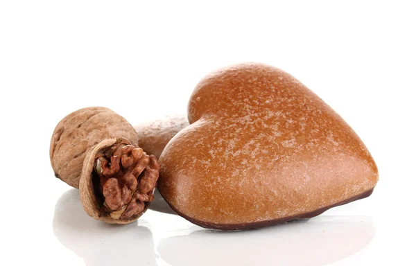 Hart-vormige cookies met walnoten geïsoleerd op wit — Stockfoto