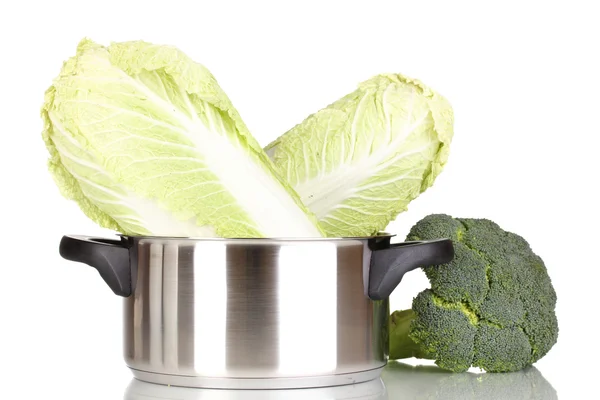 Pan met kool en broccoli geïsoleerd op wit — Stockfoto
