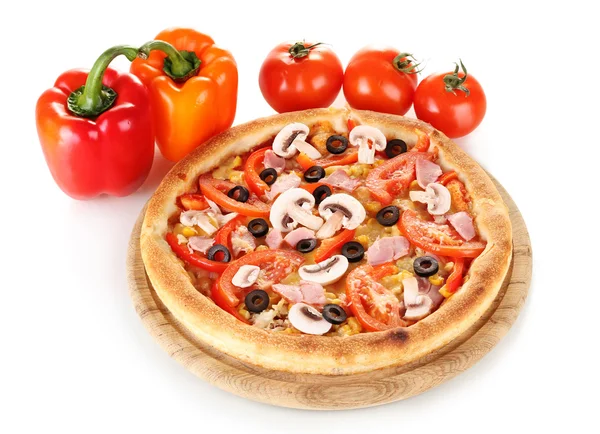 Pizza aromática com legumes isolados em branco — Fotografia de Stock