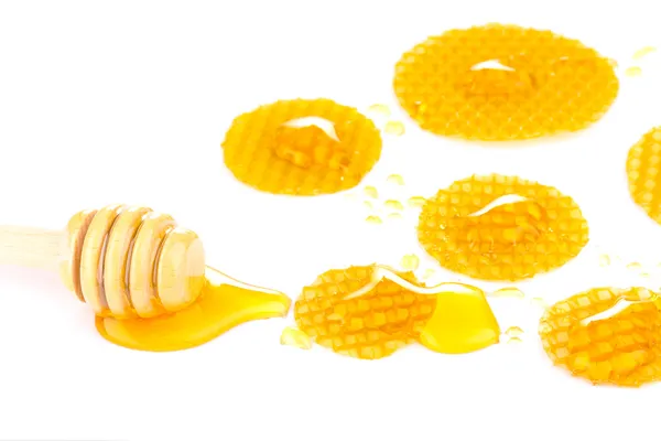 Honingraat en honing geïsoleerd op wit — Stockfoto