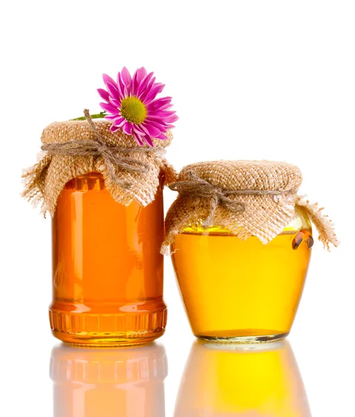 Dulce miel en tarros de aislados en blanco — Stockfoto