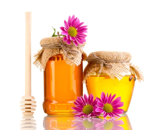 Zoete honing in potten met drizzler geïsoleerd op wit — Stockfoto