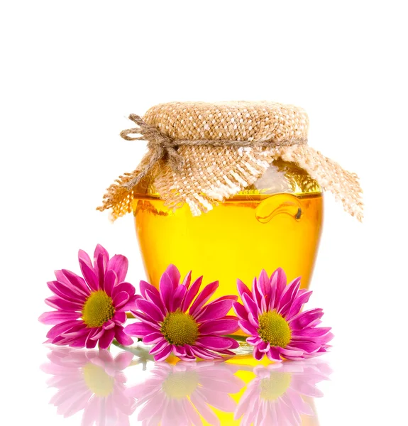 Dolce miele in vaso isolato su bianco — Foto Stock