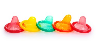 renkli prezervatif üzerinde beyaz izole