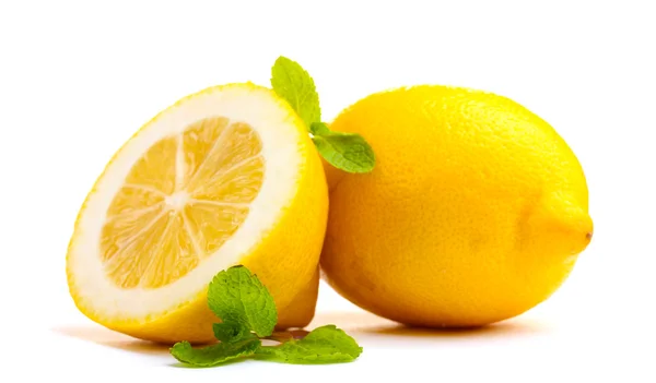 Limón fresco con menta aislada sobre blanco —  Fotos de Stock