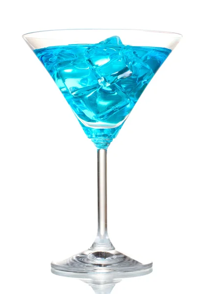 Μπλε κοκτέιλ σε ποτήρι του μαρτίνι με πάγο που απομονώνονται σε λευκό — Φωτογραφία Αρχείου