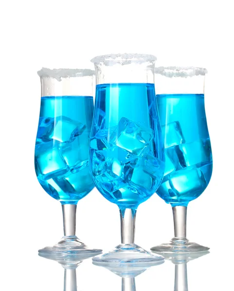 Cocktail blu in bicchieri con ghiaccio e zucchero isolato su bianco — Foto Stock