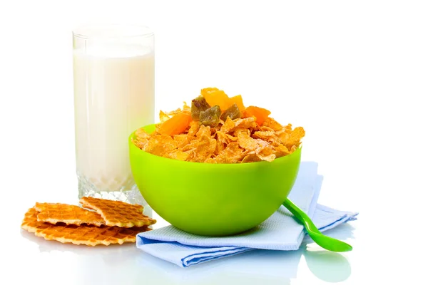 Leckere Cornflakes in grüner Schüssel und Glas Milch isoliert auf weiß — Stockfoto