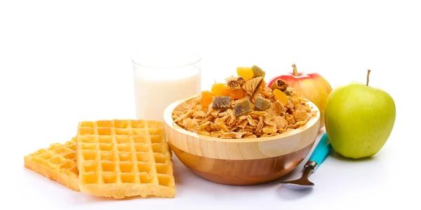 Välsmakande cornflakes i träskål, äpplen och glas mjölk isolerad på vit — Stockfoto