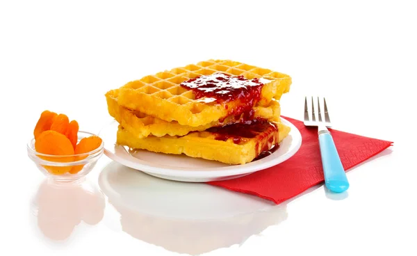Reçelli plaka üzerinde beyaz izole lezzetli waffle — Stok fotoğraf