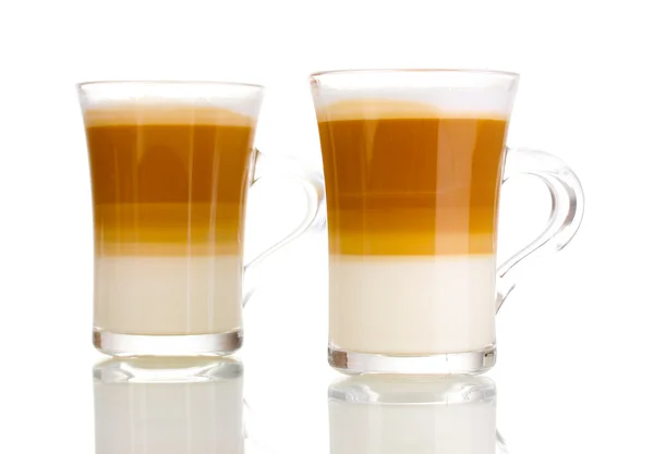 Latte de taxa aromática em copos de vidro isolados em branco — Fotografia de Stock