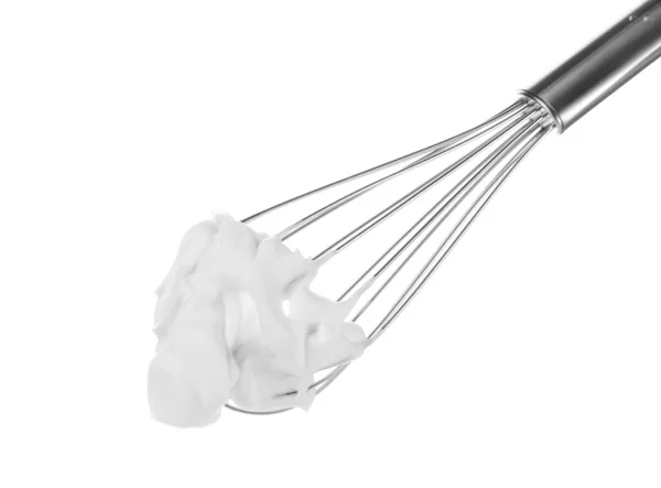 Металлический венчик для взбивания яиц кремом, изолированным на белом — стоковое фото