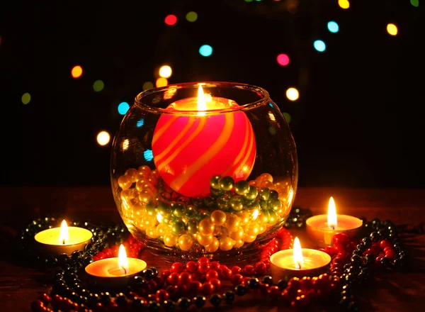 Splendida composizione con candela in vetro su tavolo in legno su sfondo luminoso — Foto Stock