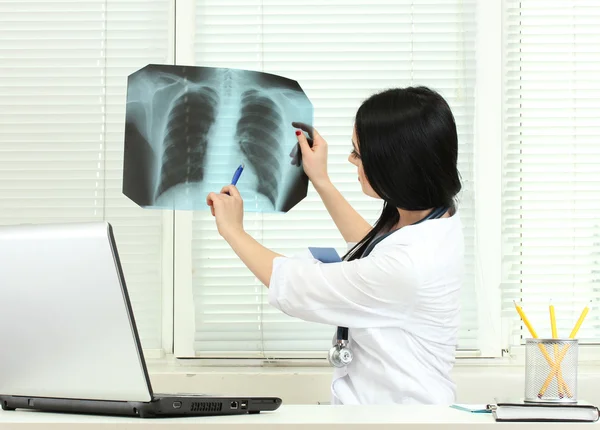 美丽的女孩医生在办公室举行 x 射线 — 图库照片