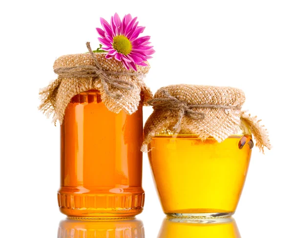 Süßer Honig in Gläsern isoliert auf weiß — Stockfoto