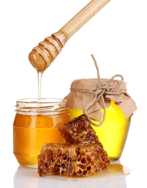 Két üveget, a méz, lépek és elszigetelt fehér fa drizzler — Stock Fotó