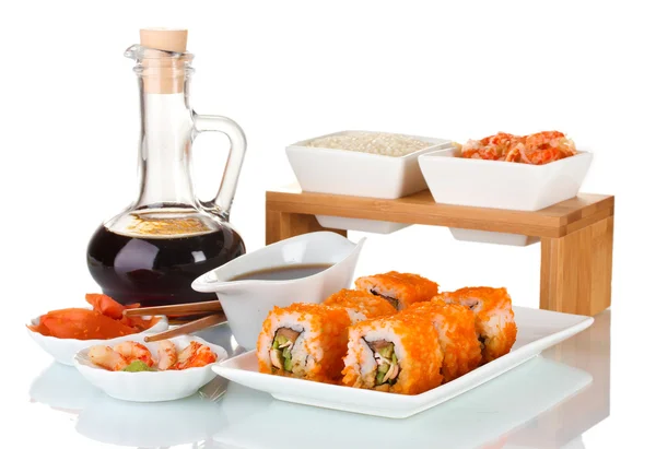 Heerlijke sushi op plaat, eetstokjes, sojasaus, vis en garnalen geïsoleerd op wit — Stockfoto