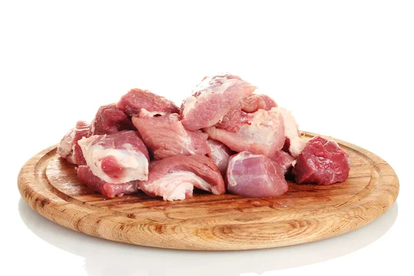 Stukken van rauw vlees op houten bord geïsoleerd op wit — Stockfoto