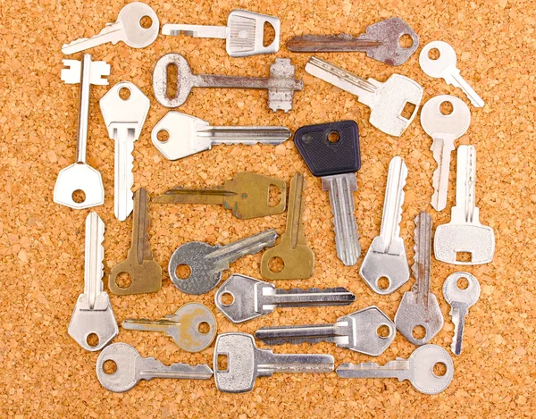 Ключи на пробке — стоковое фото