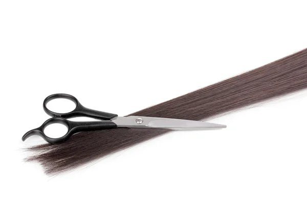 Taglio capelli castani lucidi e cesoie isolate su bianco — Foto Stock
