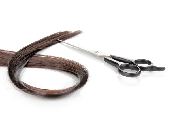 Glanzend bruin haar en haar snijden shears geïsoleerd op wit — Stockfoto