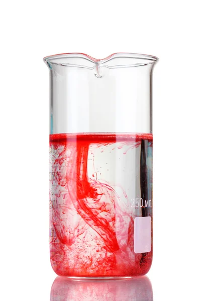 Reageerbuis met rode vloeistof geïsoleerd op wit — Stockfoto