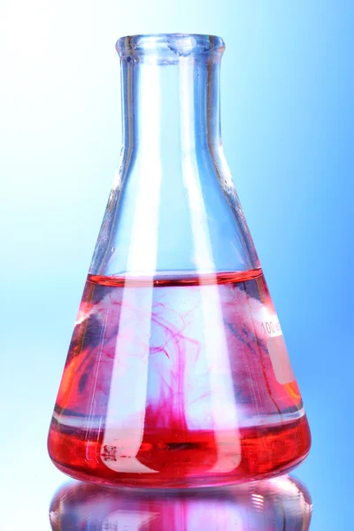 Reagenzglas auf blauem Hintergrund — Stockfoto