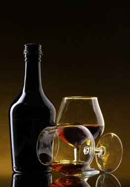 brandy ve Sarı zemin üzerine şişe bardak