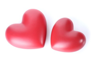 iki dekoratif kırmızı kalp üzerinde beyaz izole