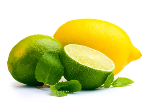 Čerstvá limeta a citronem s mátou izolovaných na bílém — Stock fotografie
