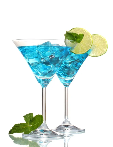 Cocktail bleu dans des verres à martini avec glace isolée sur blanc — Photo