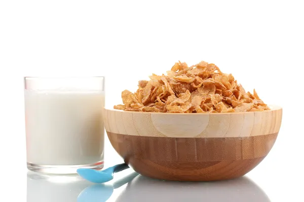 Välsmakande cornflakes i trä skål och glas mjölk isolerad på vit — Stockfoto