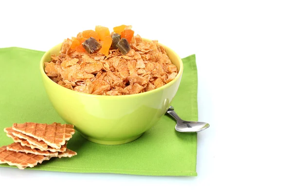 Välsmakande cornflakes i skål med torkade frukter på gröna servett — Stockfoto