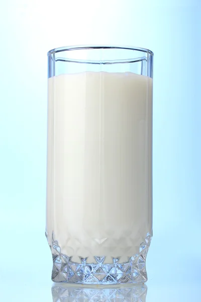 Стакан молока на синем фоне — стоковое фото