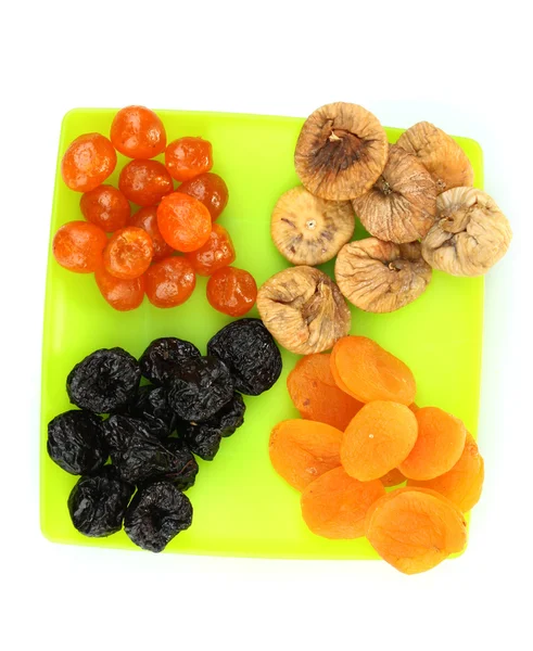 Köstliche getrocknete Früchte auf Teller isoliert auf weiß — Stockfoto