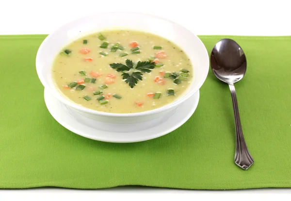 白で隔離される緑のテーブル クロスのおいしいスープ — ストック写真