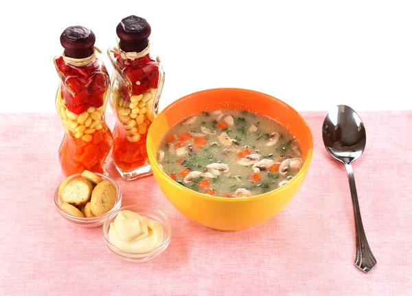 Üstünde pembe masa örtüsü üzerinde beyaz izole lezzetli çorba — Stok fotoğraf