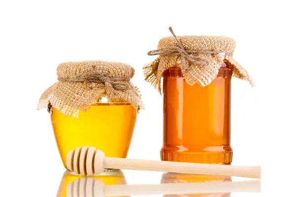 Sladký med ve sklenicích s drizzler izolované na bílém — Stock fotografie