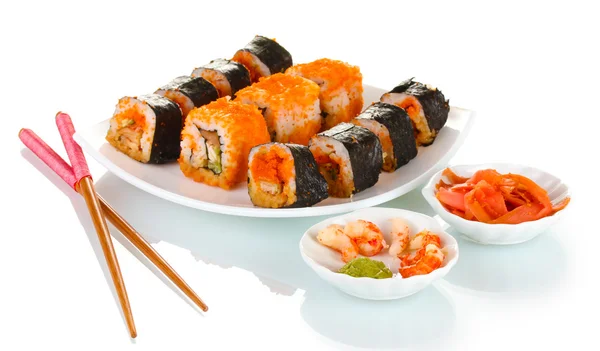 Delicioso sushi no prato, pauzinhos, molho, peixe e camarões isolados em branco — Fotografia de Stock