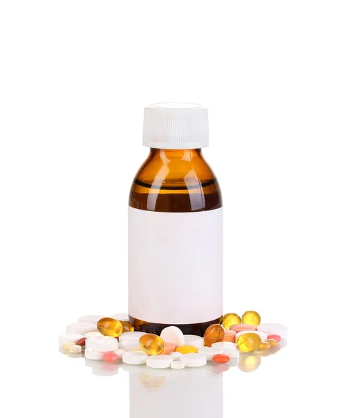 Frasco médico y comprimidos aislados en blanco —  Fotos de Stock